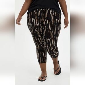 TORRID Premium CROPPED Legging CAPRI Black Gold Ocean Dye Print 2